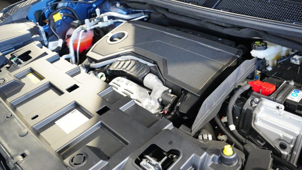 Zdjęcie silnika nowego Jeepa Compassa na tle jego nowoczesnego wnętrza.