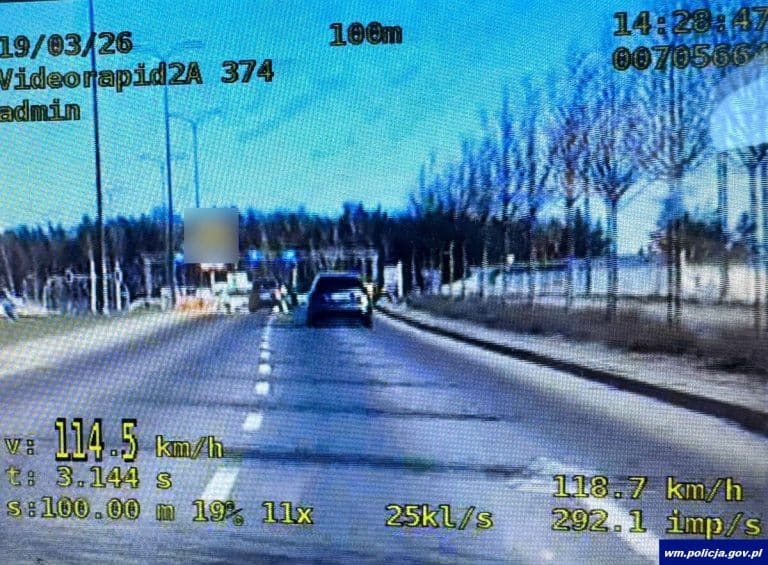 Zdjęcie z pomiaru prędkości samochodu na ulicy Towarowej w Olsztynie, pokazujące przekroczenie limitu 114 km/h.
