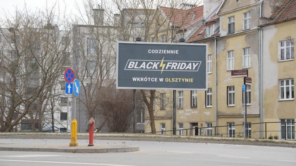 Banery z hasłem &bdquo;W Olsztynie Black Friday przez cały rok&rdquo; pojawiły się w r&oacute;żnych częściach miasta.