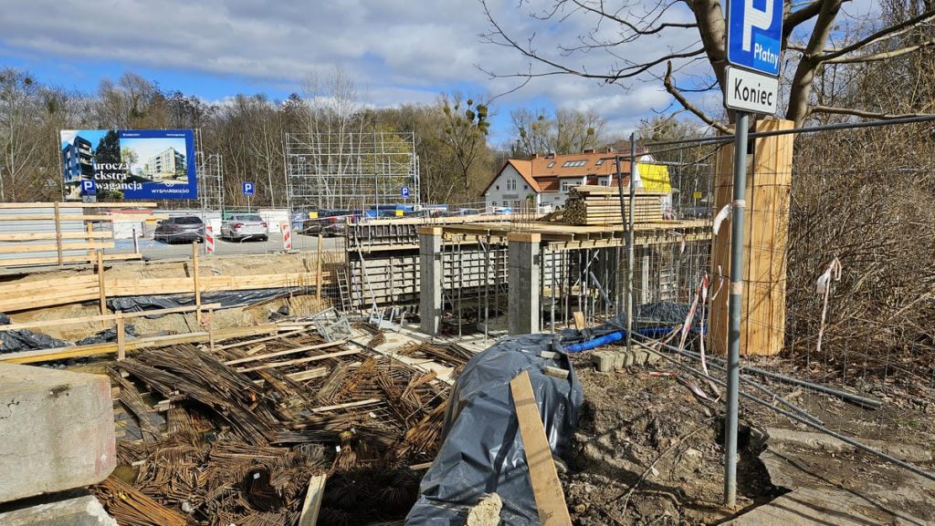 Budowa nowego hotelu i restauracji w centrum Olsztyna, widok na wykopy i prace konstrukcyjne.