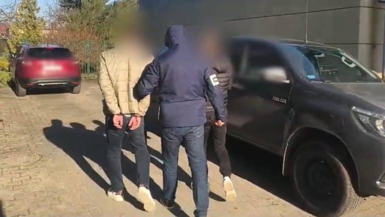 Zatrzymanie dw&oacute;ch lekarzy podczas akcji policyjnej na Mazurach.