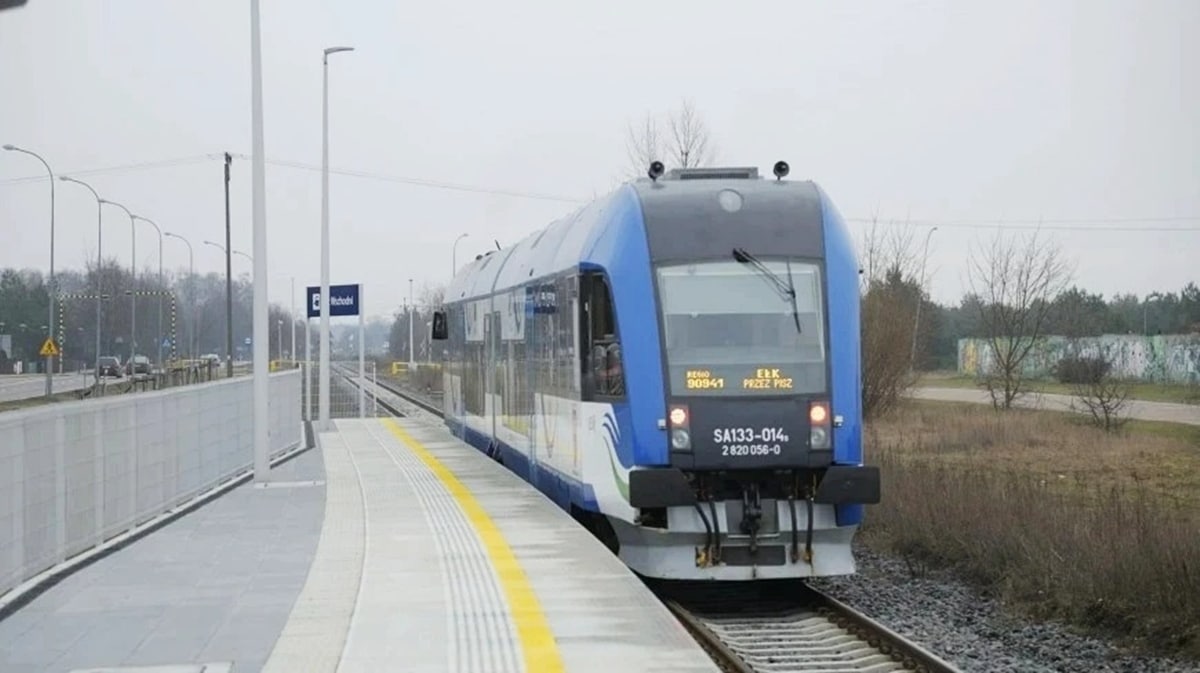 Nowoczesny pociąg elektryczny na nowo wybudowanej stacji kolejowej.