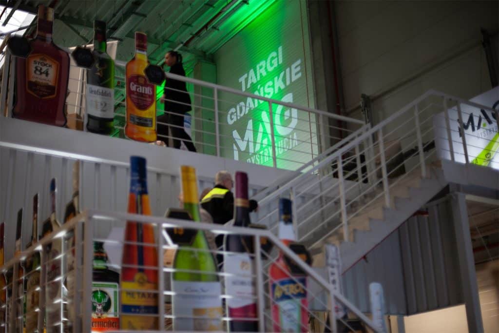 Stoisko targowe z produktami alkoholowymi i przemysłowymi na targach w Gdańsku, widok z dołu.