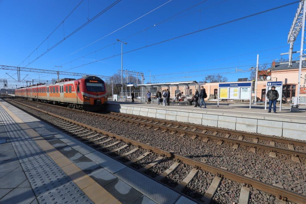 Nowe przejście pod peronami na stacji Ostr&oacute;da z windami i pasażerami czekającymi na pociąg.