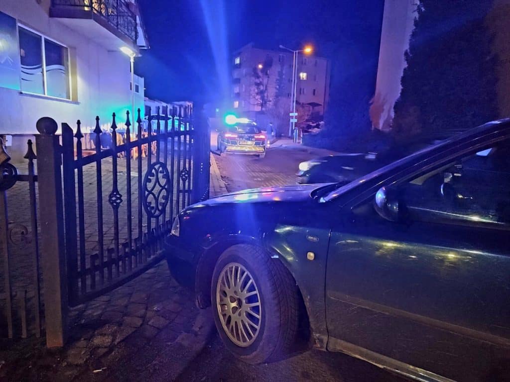 Samoch&oacute;d uderzył w ogrodzenie, na miejscu policja i świadkowie, noc, Węgorzewo.