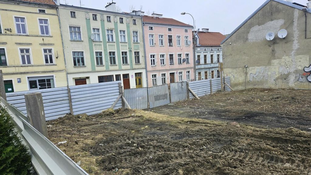 Teren przy szpitalu w Olsztynie, gdzie był nieformalny parking, jest obecnie przygotowywany pod budowę nowoczesnego, przeszklonego budynku.