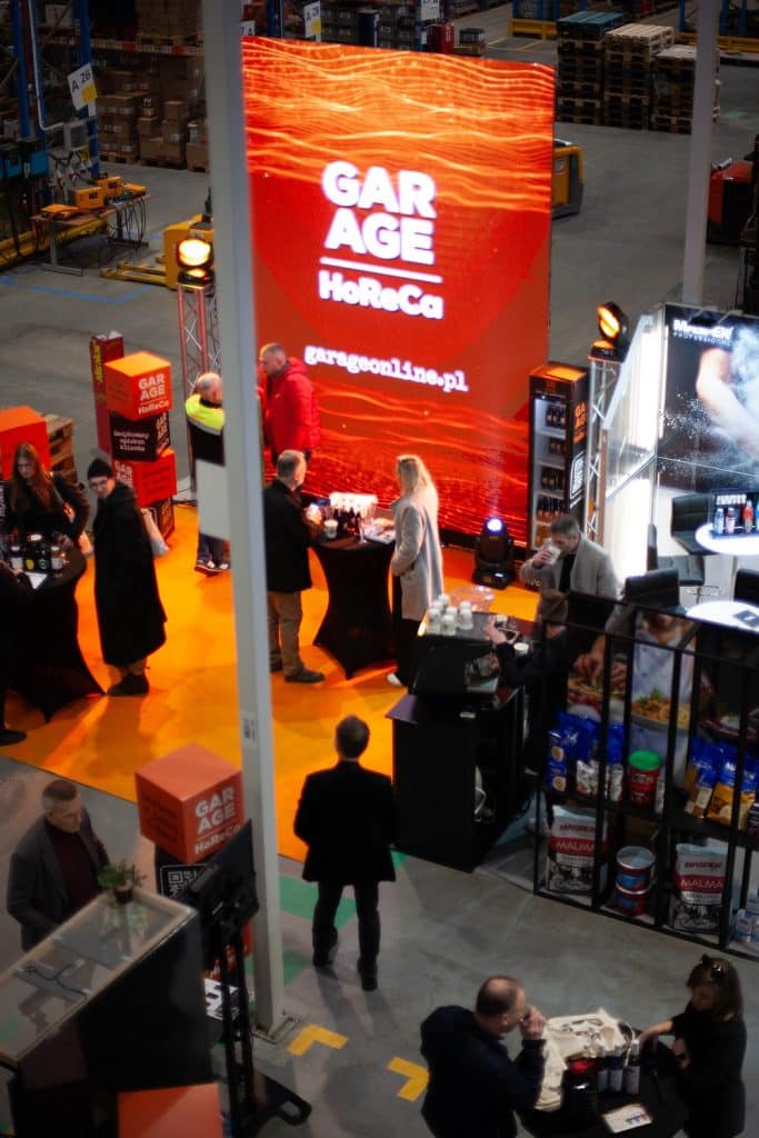 Targi biznesowe w Gdańsku z dużym ekranem i stoiskami branży HoReCa i retail.