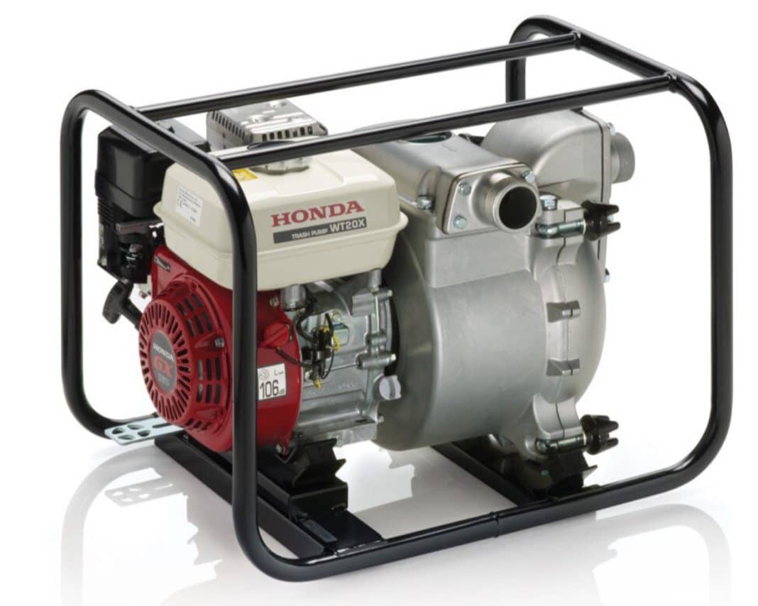 Przenośna pompa strażacka na metalowej ramie, używana w akcjach ratowniczych.