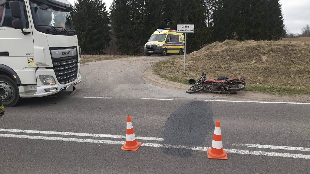 Wypadek na drodze: rozbity motorower i ciężar&oacute;wka, służby ratunkowe na miejscu.