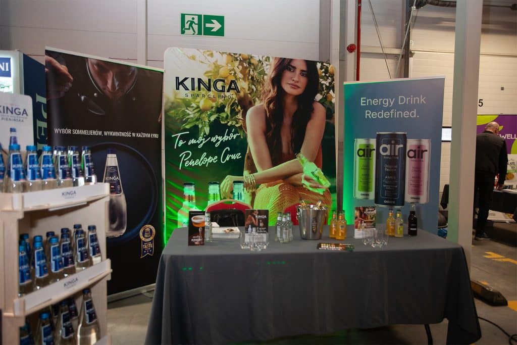 Stoisko z napojami i plakatami promocyjnymi na targach w Gdańsku, branża HoReCa i handel.