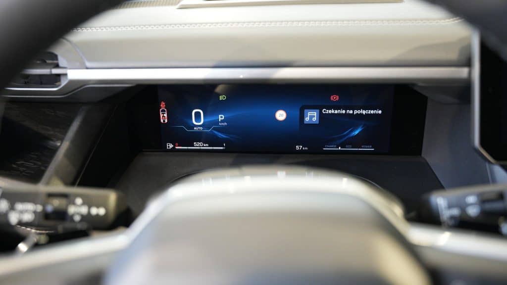 Wyświetlacz cyfrowy w nowym Jeepie Compass, pokazujący informacje o pojeździe i nawigacji.