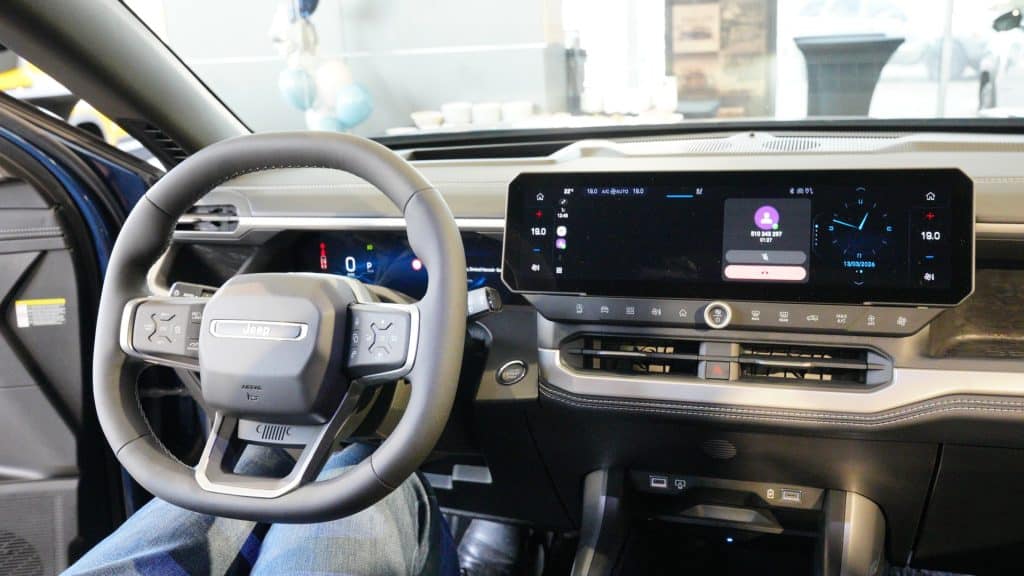 Wnętrze nowego Jeepa Compassa z dużym ekranem dotykowym i nowoczesnym kokpitem.