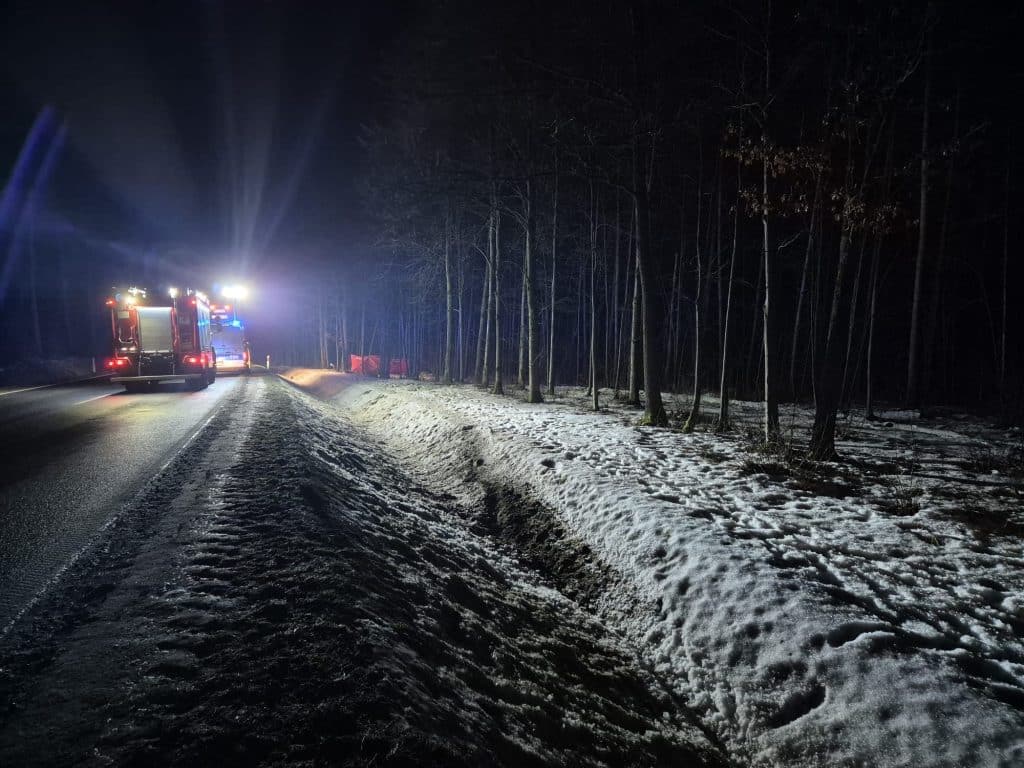 Akcja służb ratunkowych na drodze wojew&oacute;dzkiej po tragicznym wypadku motocyklisty nocą.