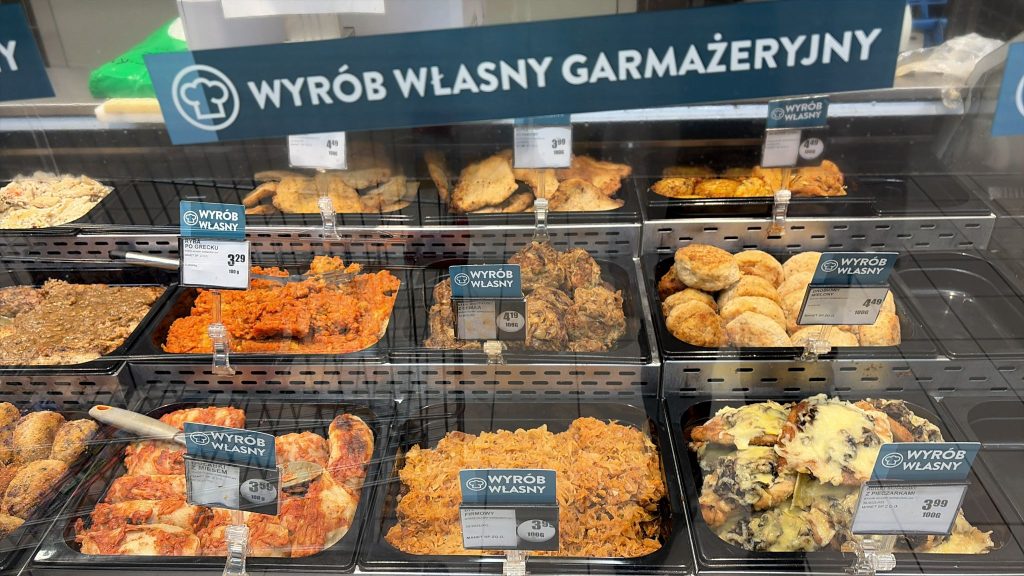 Stoisko z domowymi wyrobami mięsnymi i gotowymi daniami w Intermarch&eacute; Olsztyn przed Wielkanocą.