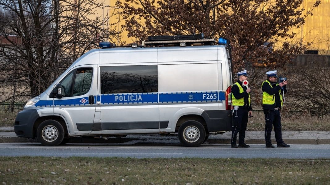 Policjanci zatrzymują samoch&oacute;d na osiedlu w Olsztynie podczas wieczornej kontroli drogowej.