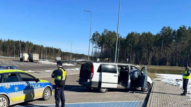 Policja zatrzymuje podejrzanego przy skradzionym samochodzie na stacji paliw w Olsztynku.