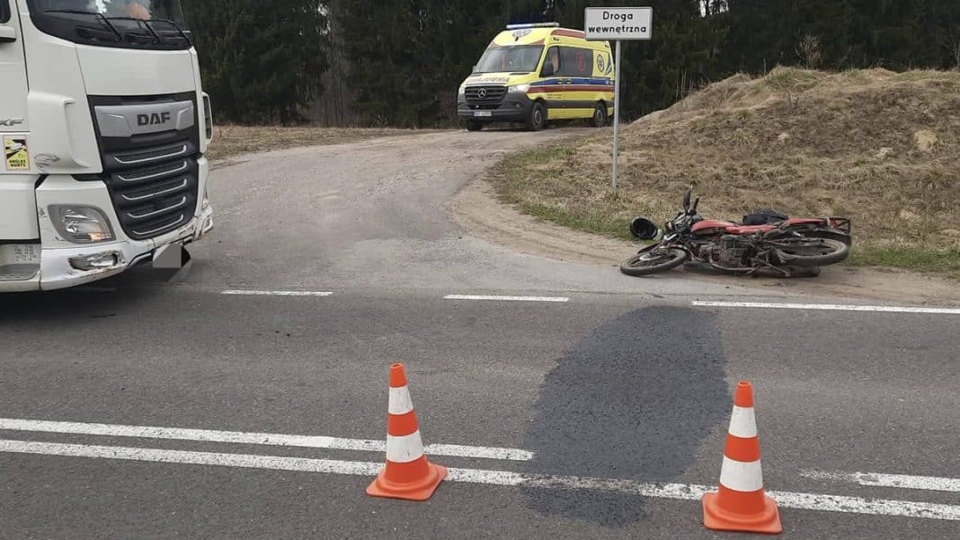 Wypadek na drodze w miejscowości Pluty, motorower leży na poboczu, na miejscu służby ratunkowe.