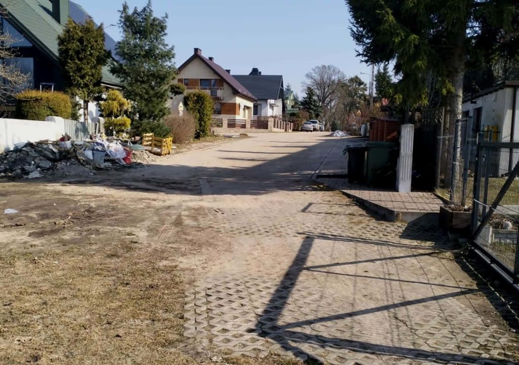 Ulica w Iławie z samochodem, kt&oacute;ry stoczył się z parkingu i zatrzymał na siłowni plenerowej.