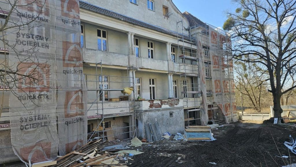 Budowa i renowacja zabytkowego budynku w centrum Olsztyna podczas remontu.