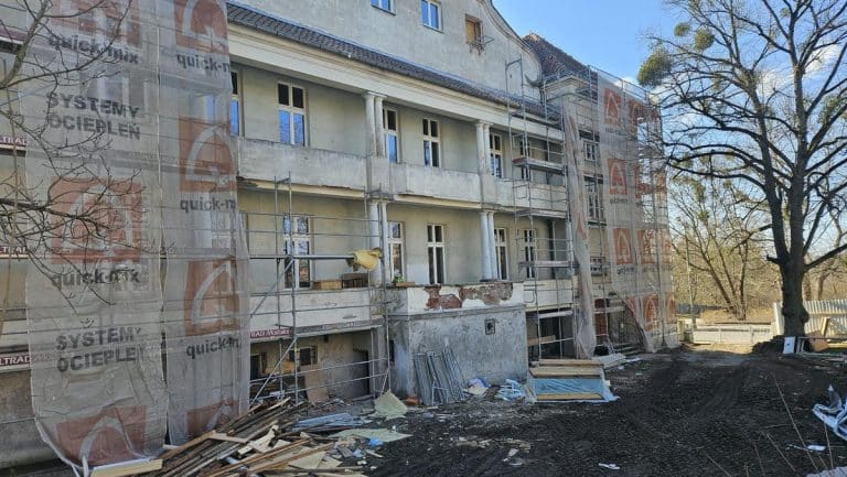 Budowa i renowacja zabytkowego budynku w centrum Olsztyna podczas remontu.