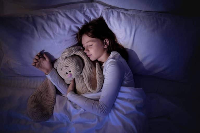 Jak zadbać o dobrą jakość snu nastolatka?