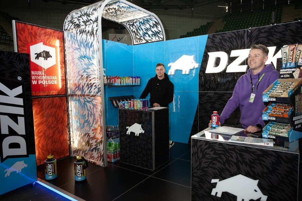 Stoisko z produktami Dzik na targach w hali widowiskowo-sportowej Urania w Olsztynie.