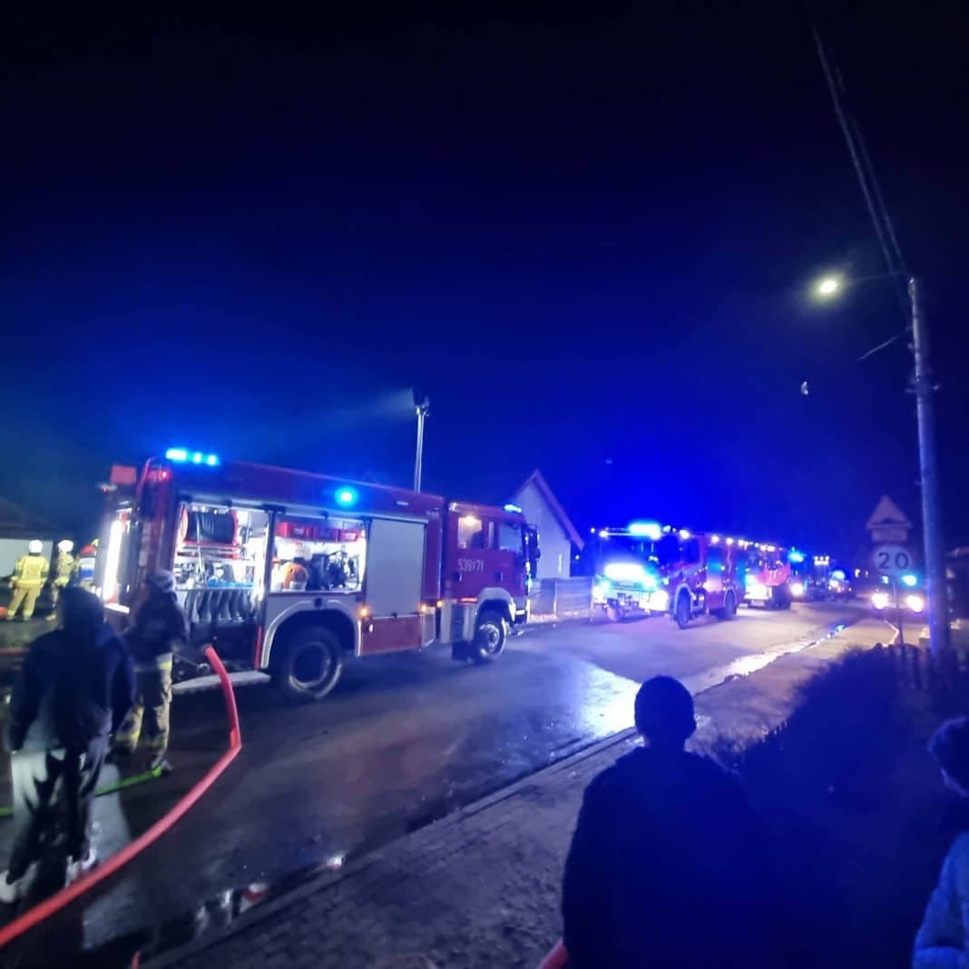 Pożar domu jednorodzinnego na Mazurach, na miejscu kilka jednostek straży pożarnej, akcja w nocy.