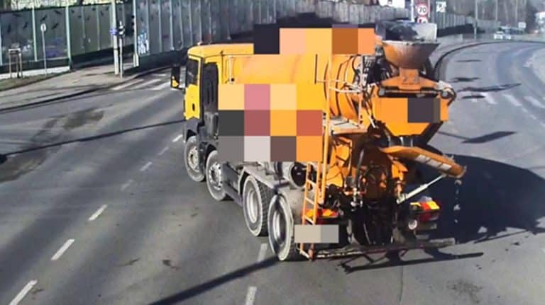 Betoniarka wylała beton na ulicy Tuwima w Olsztynie, tworząc zagrożenie dla ruchu drogowego.