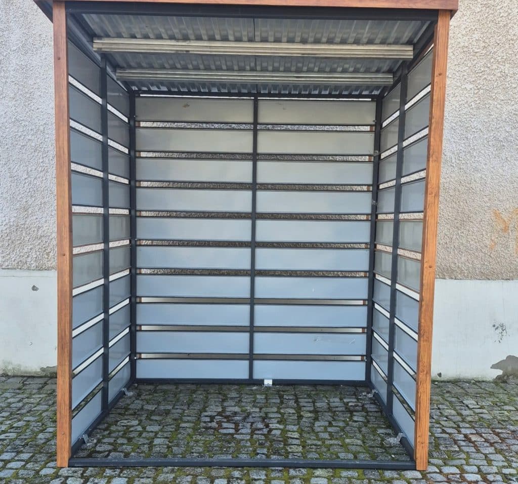 Nowa lod&oacute;wka społeczna na ulicy G&oacute;rnej w Dobrym Mieście, przeznaczona do dzielenia się jedzeniem.