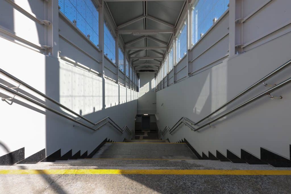 Nowoczesne przejście pod peronami na stacji Ostr&oacute;da z windami i oświetleniem, poprawiające dostępność.