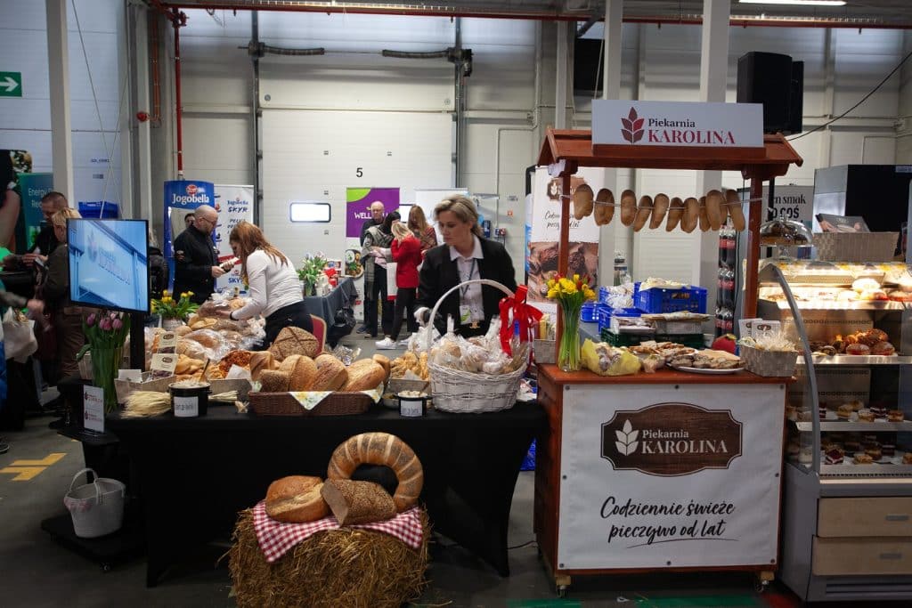 Stoisko piekarni z r&oacute;żnorodnym pieczywem i wypiekami na targach w Gdańsku.
