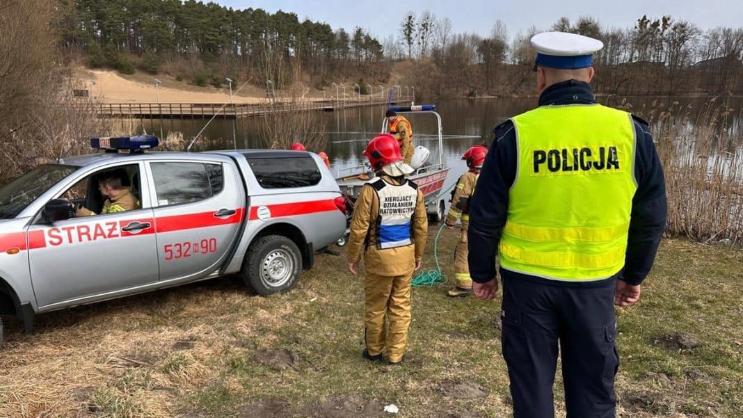 Służby ratownicze i policja prowadzą akcję poszukiwawczą nad jeziorem Sajmino w Ostr&oacute;dzie.