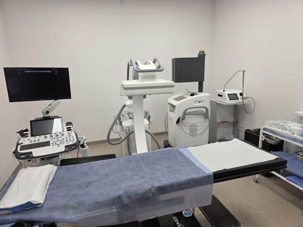 Nowoczesny sprzęt medyczny w poradni leczenia b&oacute;lu w olsztyńskim szpitalu.