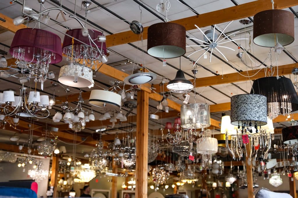 Oświetlenie i lampy wiszące w dużym salonie meblowym podczas wyprzedaży.
