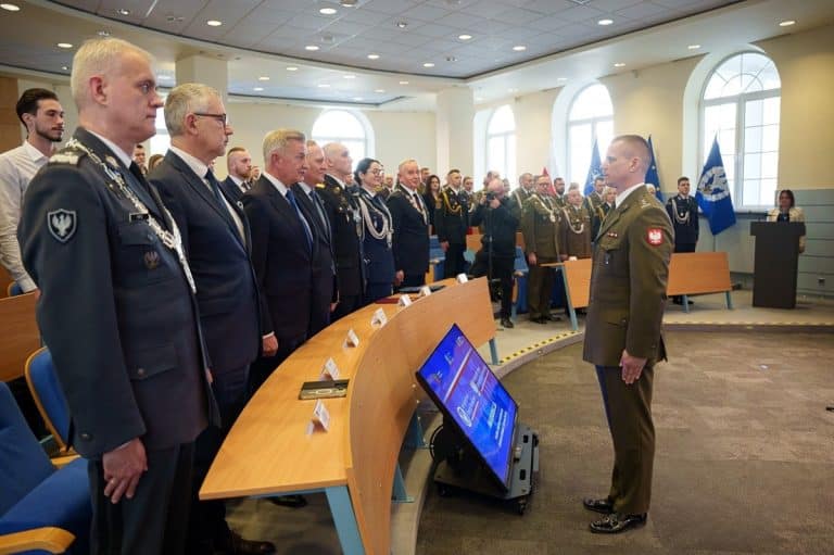 Uczestnicy uroczystości podczas inauguracji nowego kierunku studi&oacute;w na uczelni wojskowej.