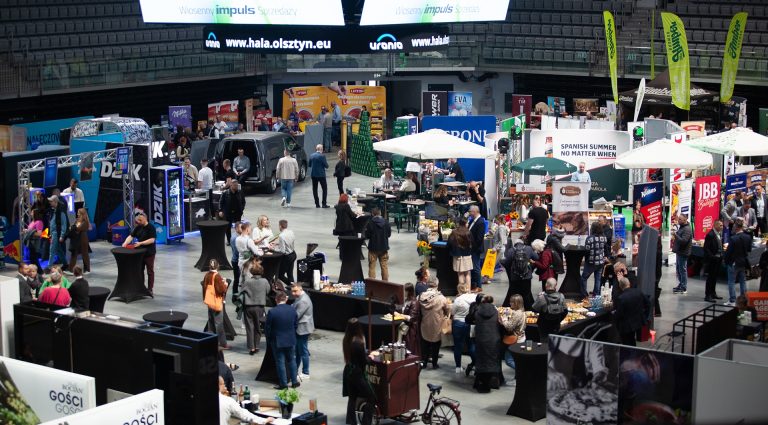 Tłumy przedsiębiorc&oacute;w i wystawc&oacute;w na targach branżowych w hali Urania w Olsztynie.