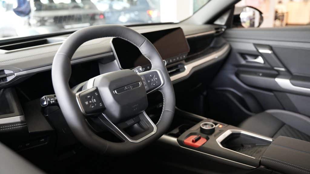 Wnętrze nowego Jeepa Compassa z nowoczesnym kokpitem i cyfrowym wyświetlaczem.