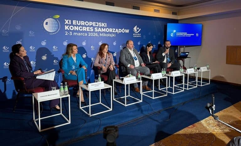 Panel dyskusyjny podczas Europejskiego Kongresu Samorząd&oacute;w w Mikołajkach, z siedzącymi ekspertami i politykami.