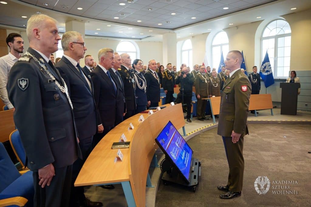 Uczestnicy uroczystości podczas inauguracji nowego kierunku studi&oacute;w na uczelni wojskowej.