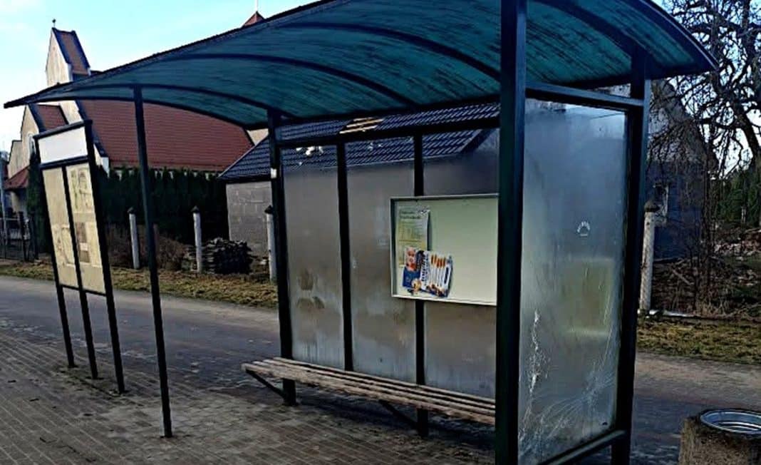 Zniszczona wiata przystankowa w Iławie po akcji młodych sprawc&oacute;w.