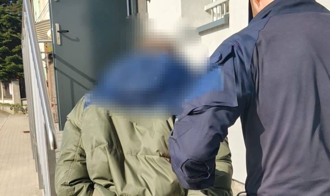 Policjant zatrzymuje włamywacza na gorącym uczynku w niewielkiej miejscowości.