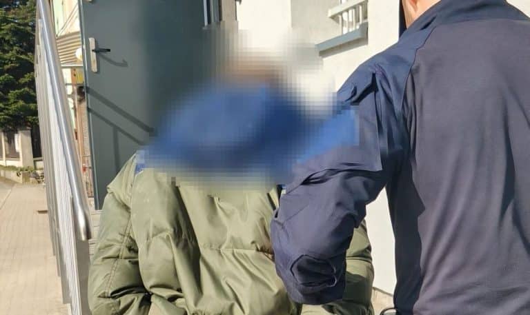 Policjant zatrzymuje włamywacza na gorącym uczynku w niewielkiej miejscowości.