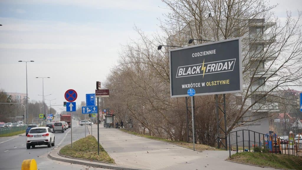 Banery z hasłem &bdquo;W Olsztynie Black Friday przez cały rok&rdquo; pojawiły się w r&oacute;żnych częściach miasta.