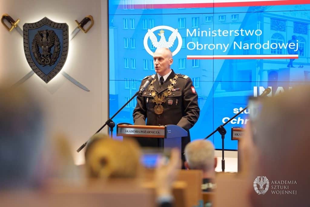 Uczestnik w mundurze przemawia podczas wydarzenia w siedzibie Ministerstwa Obrony Narodowej.