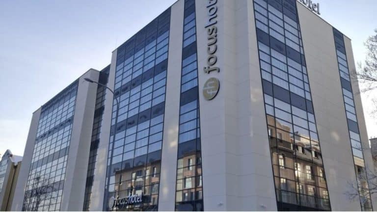 Nowa luksusowa restauracja w centrum Olsztyna, w nowoczesnym hotelu z dużymi szklanymi oknami.