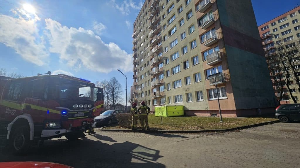 Na osiedlu w Olsztynie służby ratunkowe na miejscu zdarzenia, w pobliżu wysokiego bloku mieszkalnego.