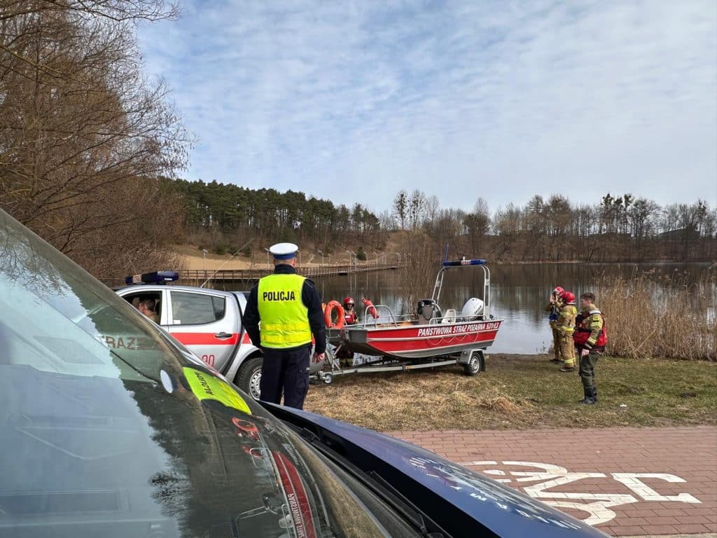 Służby ratunkowe prowadzą poszukiwania nad jeziorem Sajmino w Ostr&oacute;dzie.