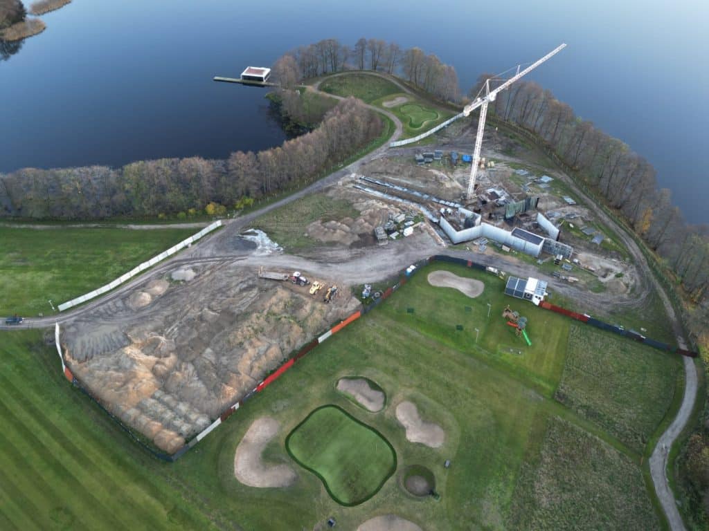 Widok z powietrza na budowę i zagospodarowanie brzegu jeziora Ukiel w Olsztynie.