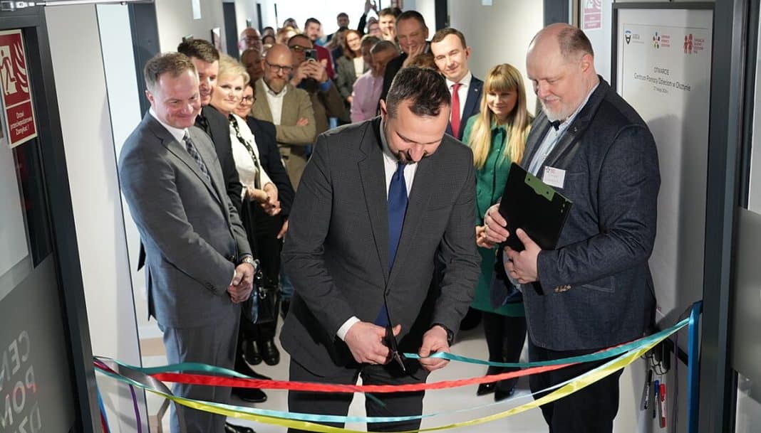 Uroczyste otwarcie Centrum Pomocy Dzieciom w Olsztynie, z osobami przecięciem wstęgi.