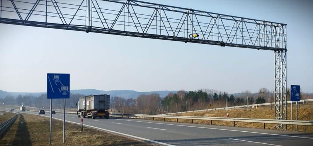 Kamery odcinkowego pomiaru prędkości na ekspres&oacute;wce, nad drogą wiszą struktury monitorujące.